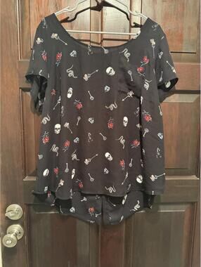 Torrid Black Short Sleeve Top with Skull and Floral Print Size 1
